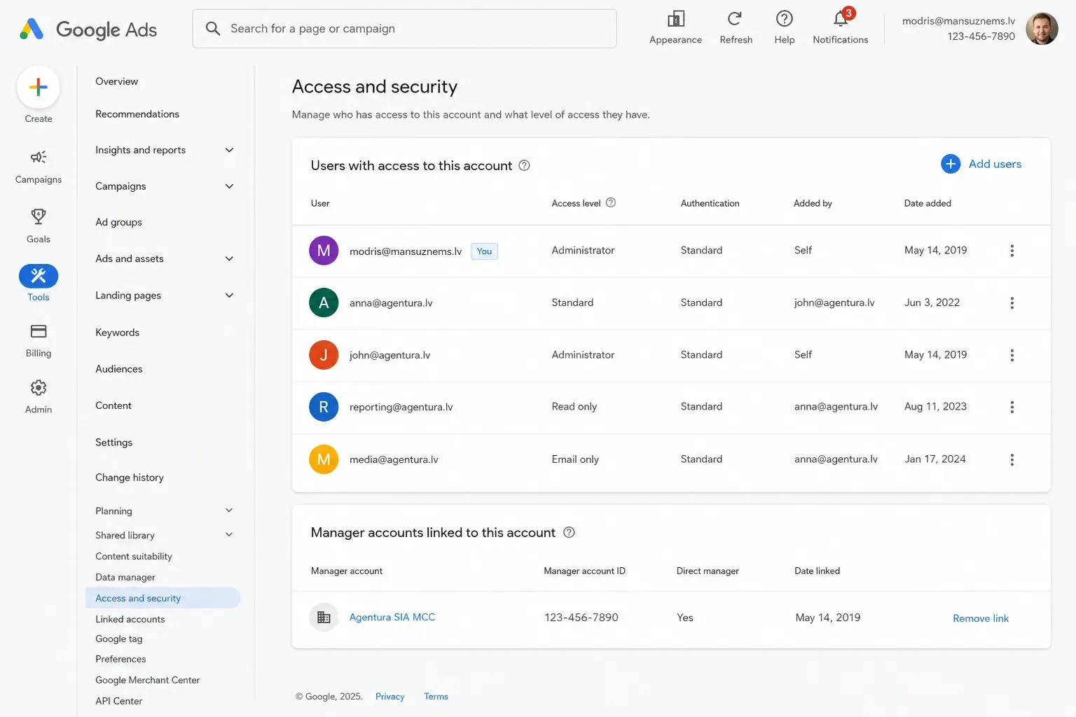 Google Ads Access and security ekrāns — lietotāju saraksts ar pieejas līmeņiem un piesaistītais aģentūras pārvaldnieka konts